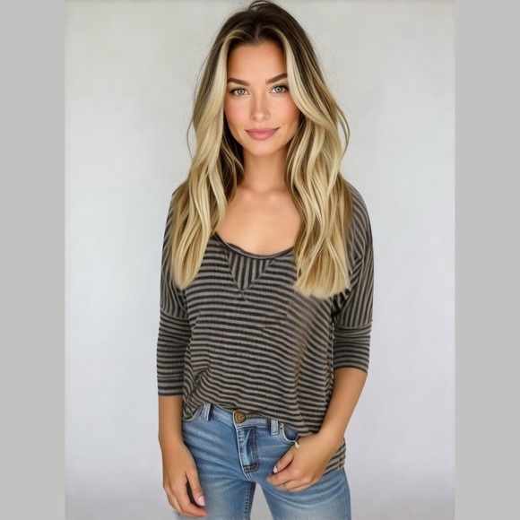 🚨 SPLENDID BRAND striped blouse light knit with scoop neck. Size: Medium. - Picture 1 of 6